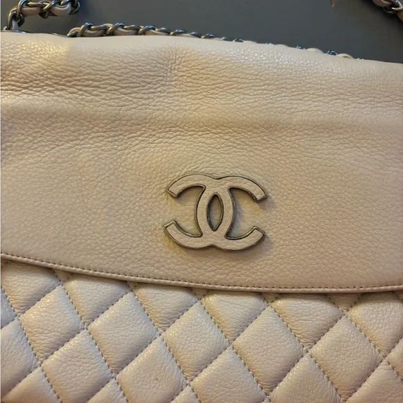 Chanel Authentic Hamptons Foldover Flap Bag Quilted Calfskin Tan Cream - Picture 3 of 14